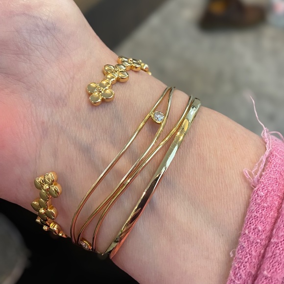 🌸Bracelet Clovers with CZ’s 18k overlay - Picture 4 of 5